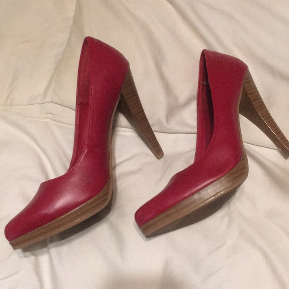 Red pumps - Picture 3 of 3